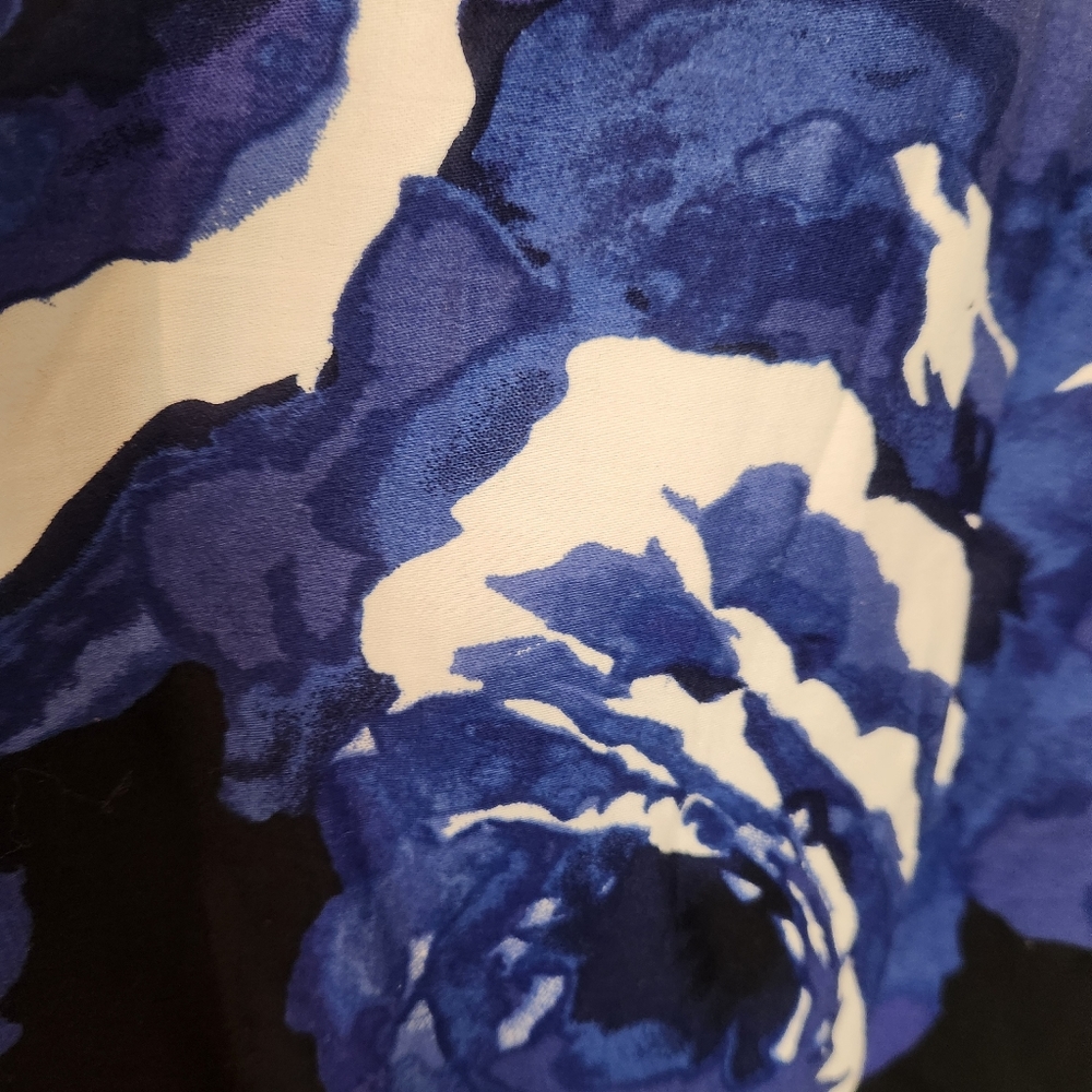 Cato blue, white, and black floral skirt. Size 12. White liner & fastens… - Picture 6 of 8